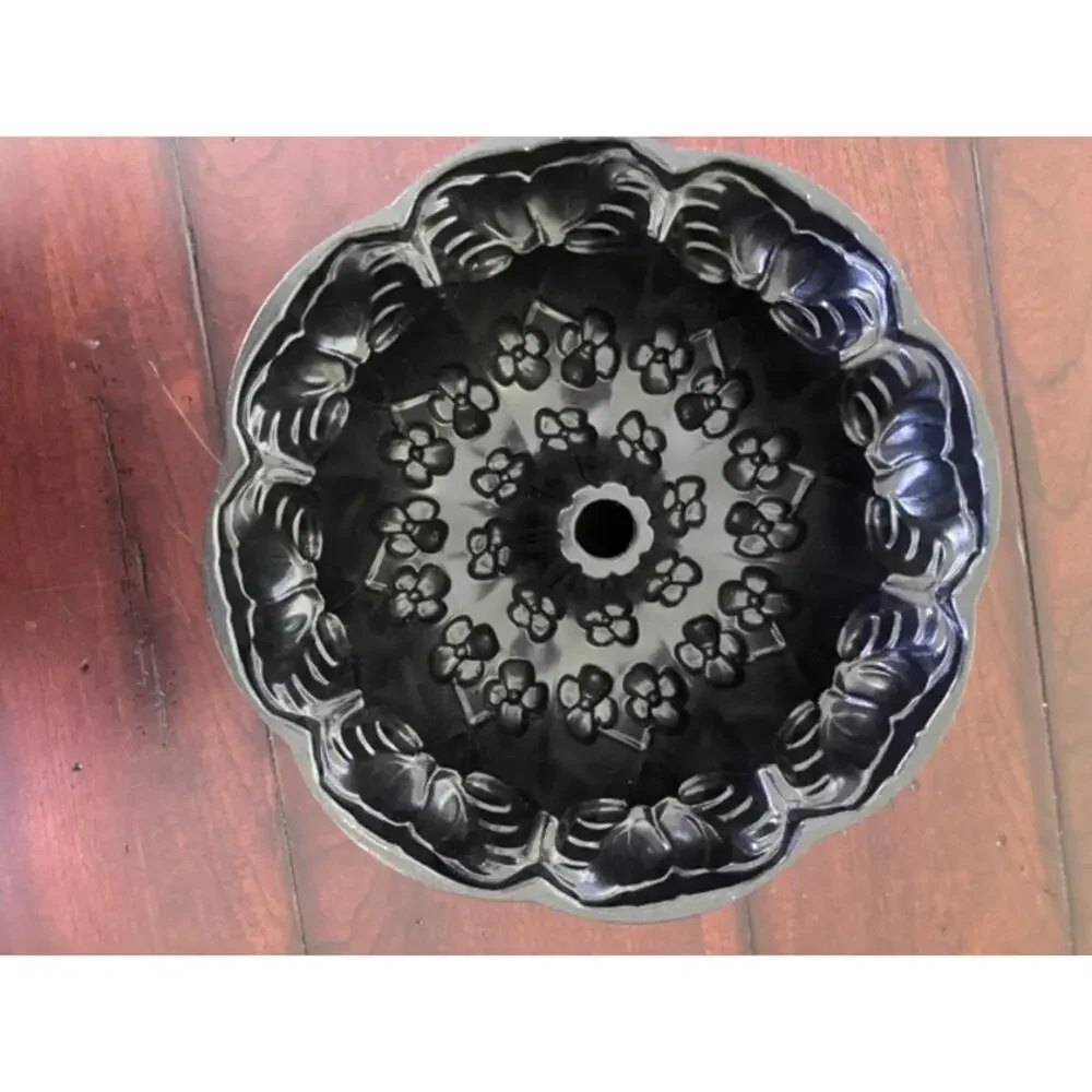 Vintage Nordic Ware Floral Bundt Cake Pan Cast Aluminum Flower Mold USA